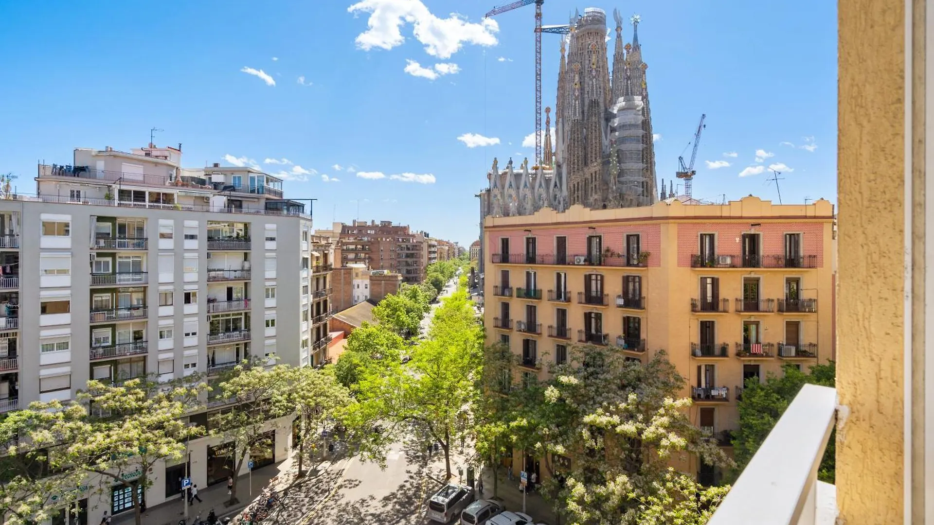 Stylish 4Br City View Apt Near Sagrada Familia Barcelona Apartment